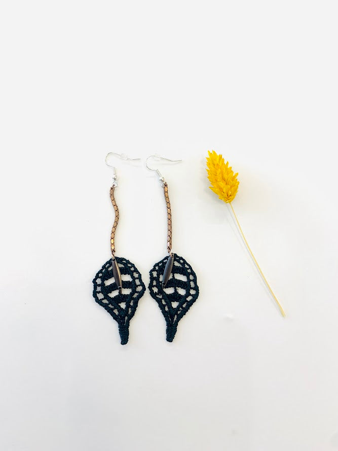 Boucles D'oreilles Pendantes Avon Delicate Leaf Drop - Couleur Doré, Métal Fini Cuivre, Neuf Avec étiquettes
